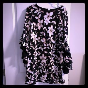 Dress with big sleeves and zip down back